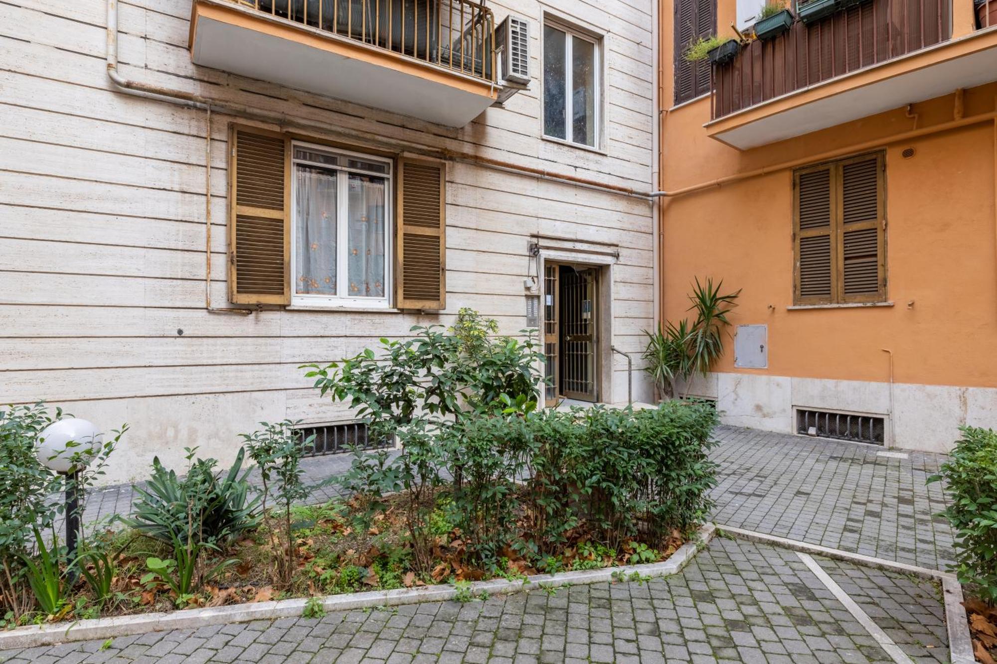 Colorful House On The Tiber Apartment